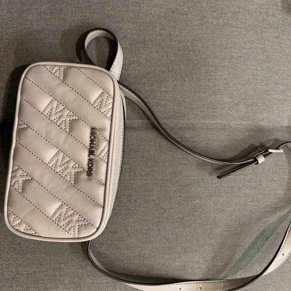 Micheal kors belt bag. Can also wear as fanny pack. - Picture 1 of 4